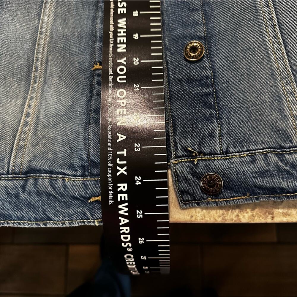 Sneak peak jean jacket. Size medium Embroidered - Picture 11 of 11